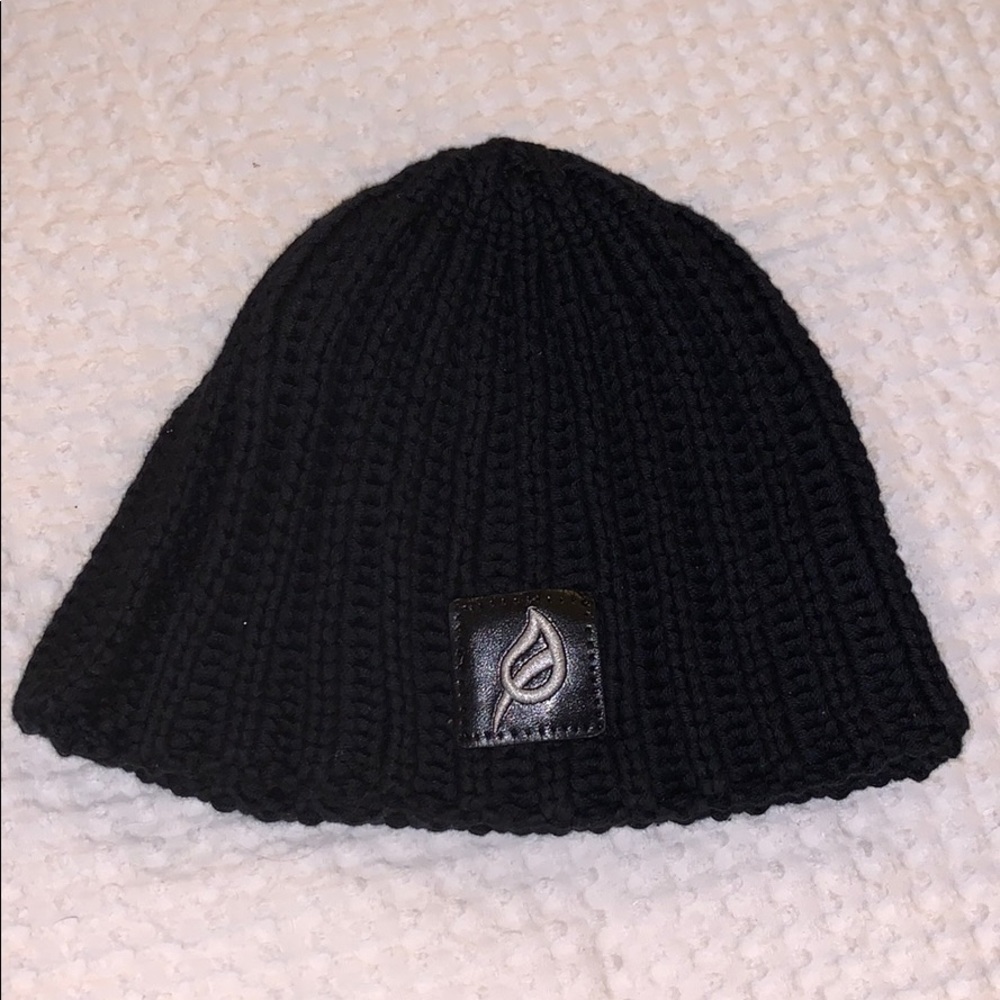 P’Tula knit black beanie